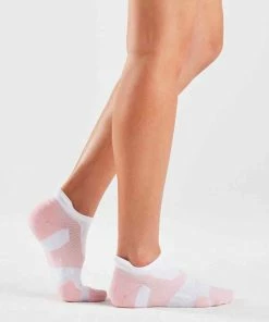 2XU - Vectr Light Cushion Crew Socks - Unisex- 29 2XU - Vectr Light Cushion Crew Socks - Unisex- -2XU-shop UA5042e BLM WHT 02 squashed 50116.1624963181