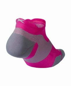 2XU - Vectr Light Cushion Crew Socks - Unisex- 32 2XU - Vectr Light Cushion Crew Socks - Unisex- -2XU-shop UA5042e MAG LGY 01 squashed 61053.1624963181