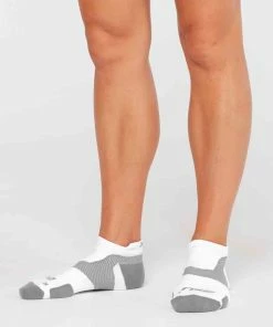 2XU - Vectr Light Cushion Crew Socks - Unisex- 26 2XU - Vectr Light Cushion Crew Socks - Unisex- -2XU-shop UA5042e WHT GRY 01 squashed 59666.1624963181